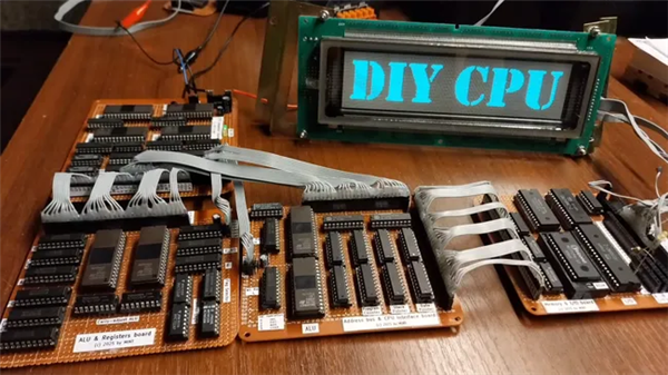 現金網：真·手搓CPU！舊芯片打造完整CPU：純手工銲接+1800行滙編代碼