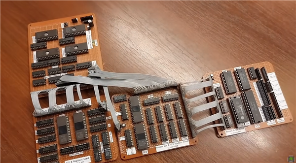 現金網：真·手搓CPU！舊芯片打造完整CPU：純手工銲接+1800行滙編代碼