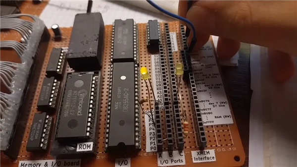 現金網：真·手搓CPU！舊芯片打造完整CPU：純手工銲接+1800行滙編代碼