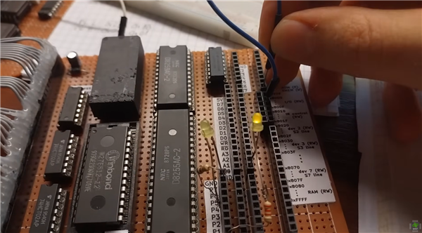 現金網：真·手搓CPU！舊芯片打造完整CPU：純手工銲接+1800行滙編代碼